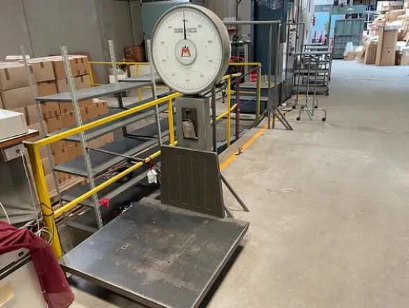 10#6196 Attrezzatura da officina e pressa per rifiuti