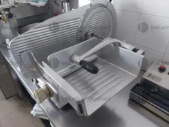 2#8982 Attrezzatura e cucina per attività di ristorazione