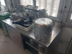 2#8982 Attrezzatura e cucina per attività di ristorazione