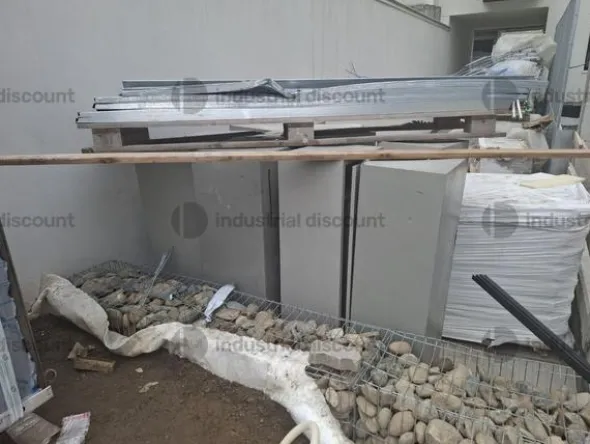 6#9897 Attrezzatura varia da cantiere, materialeda elettricista ed arredo spogliatoio