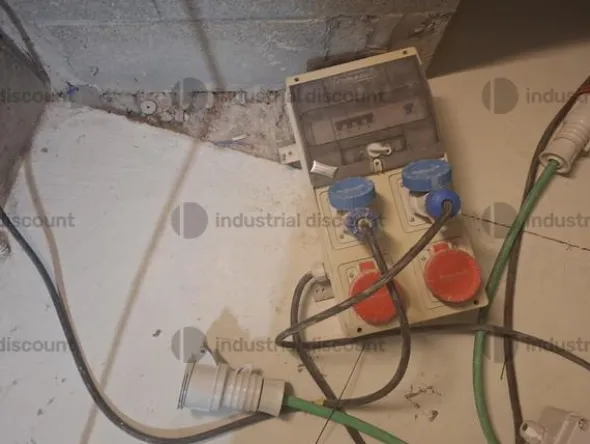 6#9897 Attrezzatura varia da cantiere, materialeda elettricista ed arredo spogliatoio