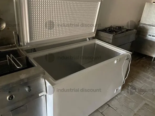 1#8879 Attrezzatureda cucina e stock vini e liquori