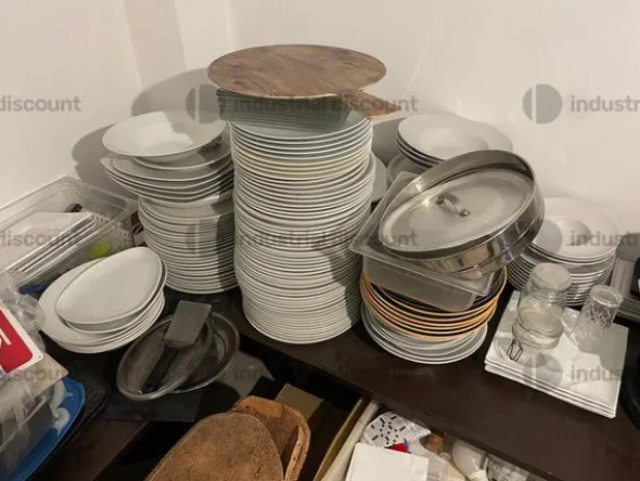 1#8879 Attrezzatureda cucina e stock vini e liquori