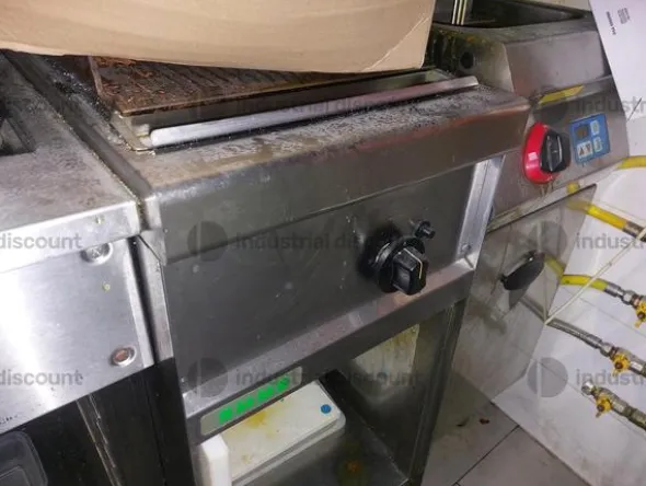 2#10143 Attrezzature da cucina per ristorante