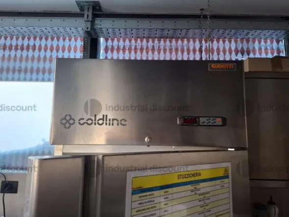 2#9755 Attrezzature e arredi per locale