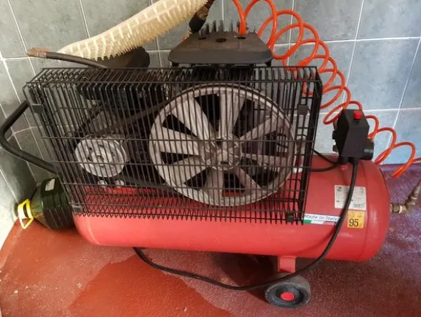 31#46310 Attrezzature e banchi lavoro