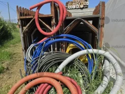 9#9467 Attrezzature edile tra cui puntelli, pedane, elementi per ponteggio