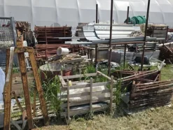 9#9467 Attrezzature edile tra cui puntelli, pedane, elementi per ponteggio