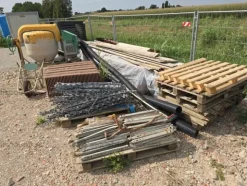 8#9467 Attrezzature edili tra cui recinzione metallicai box ufficio taglierina ad acqua