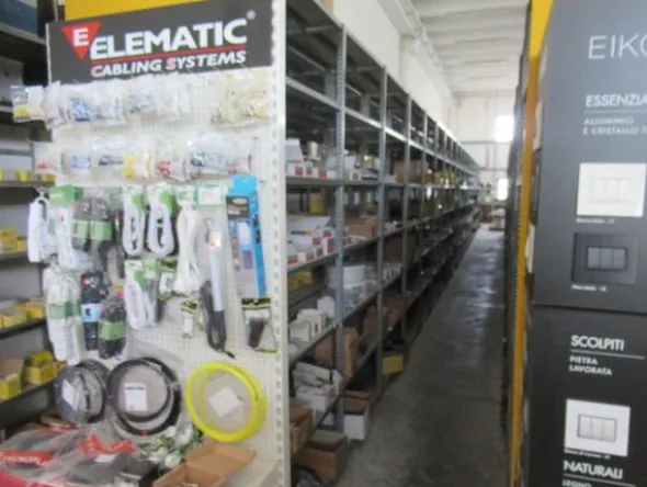 1#8714 Attrezzature varie di magazzino e rimanenze di materiale elettrico