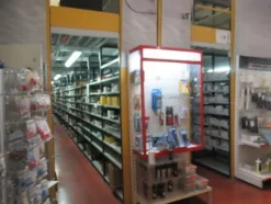 2#8599 Attrezzature varie di magazzino e rimanenze di materiale elettrico