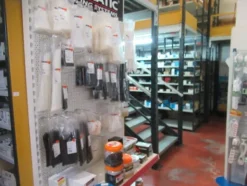 2#8599 Attrezzature varie di magazzino e rimanenze di materiale elettrico