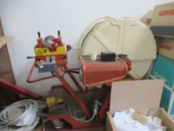 2#8599 Attrezzature varie di magazzino e rimanenze di materiale elettrico