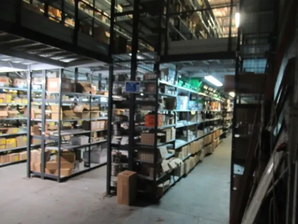 4#8599 Attrezzature varie di magazzino e rimanenze di materiale elettrico