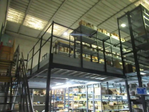 4#8599 Attrezzature varie di magazzino e rimanenze di materiale elettrico
