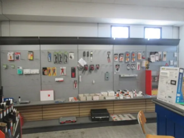 4#8599 Attrezzature varie di magazzino e rimanenze di materiale elettrico