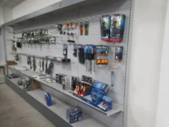 4#8599 Attrezzature varie di magazzino e rimanenze di materiale elettrico