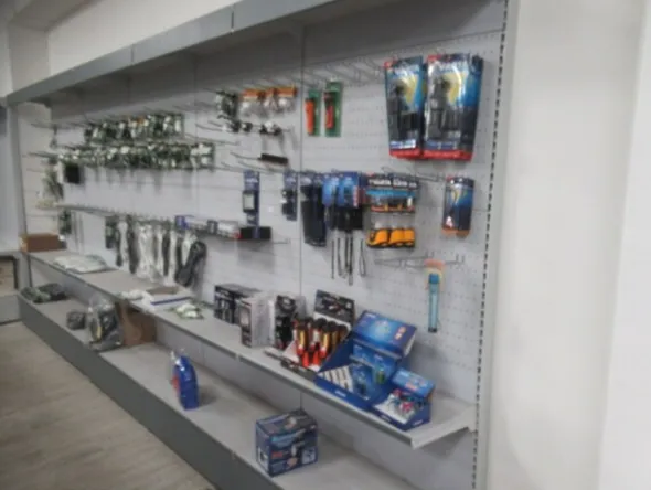 4#8599 Attrezzature varie di magazzino e rimanenze di materiale elettrico