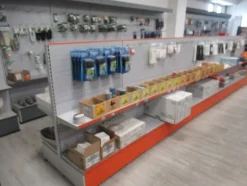 4#8599 Attrezzature varie di magazzino e rimanenze di materiale elettrico