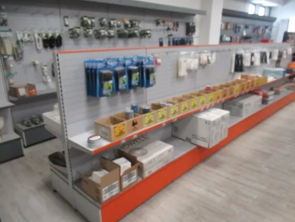 4#8599 Attrezzature varie di magazzino e rimanenze di materiale elettrico