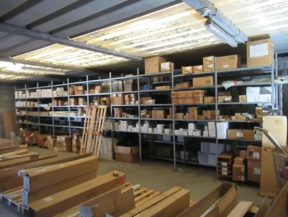 4#8599 Attrezzature varie di magazzino e rimanenze di materiale elettrico