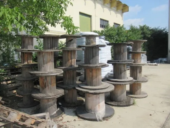 4#8599 Attrezzature varie di magazzino e rimanenze di materiale elettrico