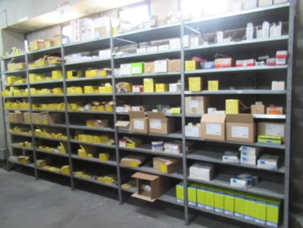 4#8599 Attrezzature varie di magazzino e rimanenze di materiale elettrico