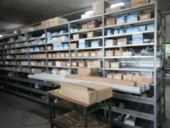 4#8599 Attrezzature varie di magazzino e rimanenze di materiale elettrico