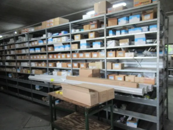 4#8599 Attrezzature varie di magazzino e rimanenze di materiale elettrico
