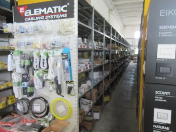 3#8599 Attrezzature varie di magazzino e rimanenze di materiale elettrico