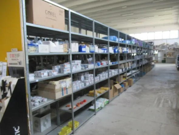 3#8599 Attrezzature varie di magazzino e rimanenze di materiale elettrico