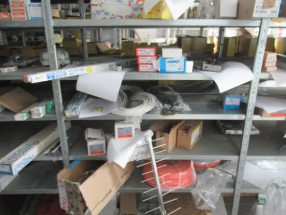 1#8599 Attrezzature varie di magazzino e rimanenze di materiale elettrico