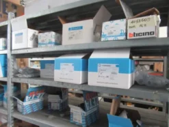 1#8599 Attrezzature varie di magazzino e rimanenze di materiale elettrico