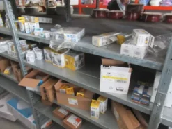 1#8599 Attrezzature varie di magazzino e rimanenze di materiale elettrico