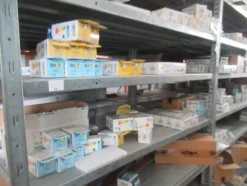 1#8599 Attrezzature varie di magazzino e rimanenze di materiale elettrico