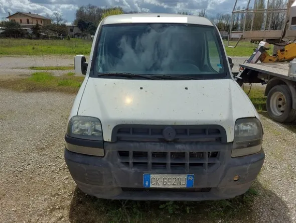 16#8245 Autocarro Fiat Doblò