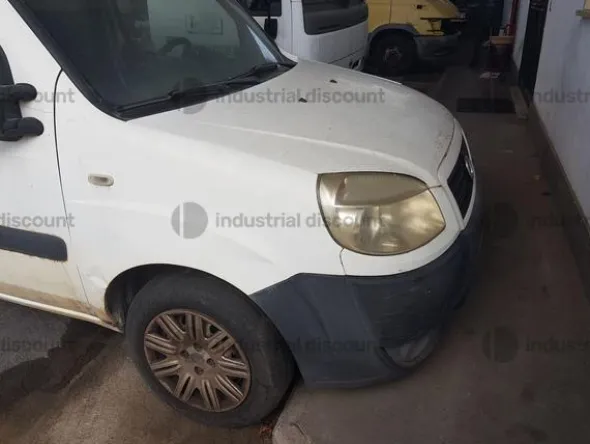 1#9328 Autocarro Fiat Doblò