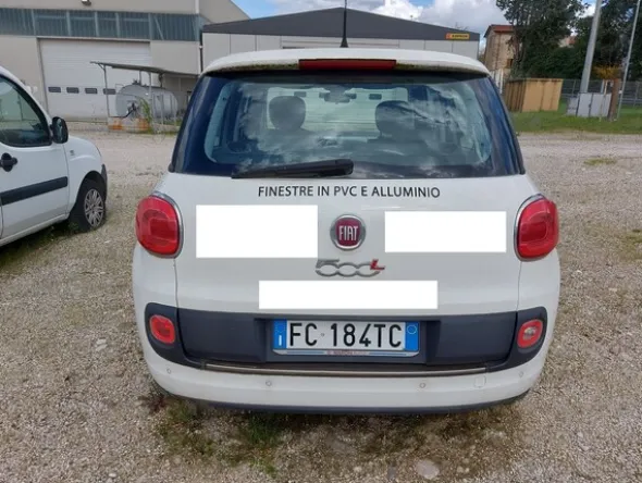 6#8245 Autocarro Fiat 500L