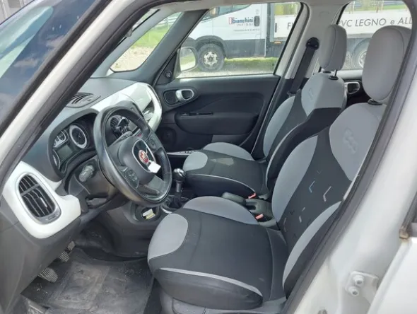 6#8245 Autocarro Fiat 500L