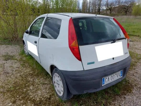13#8245 Autocarro Fiat Punto