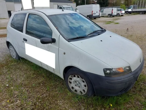 13#8245 Autocarro Fiat Punto
