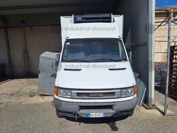 103#9825 Autocarro Iveco