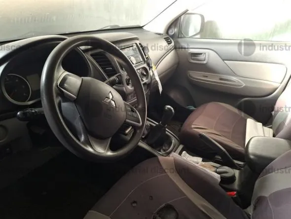 1#9617 Autocarro Mitsubishi L200