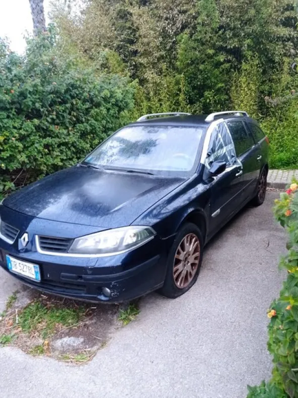 48#6817 Autocarro Renault Laguna