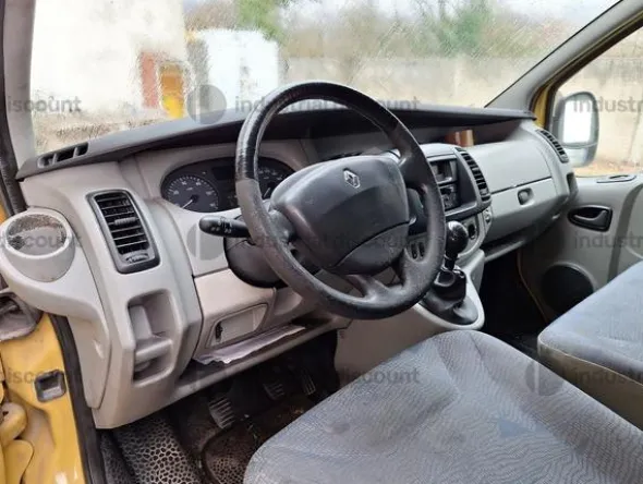 39#9770 Autocarro Renault Traffic