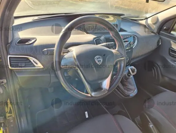 12#8738 Autovettura Lancia Ypsilon