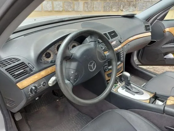 4#8644 Autovettura Mercedes E320