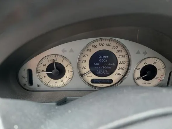 4#8644 Autovettura Mercedes E320