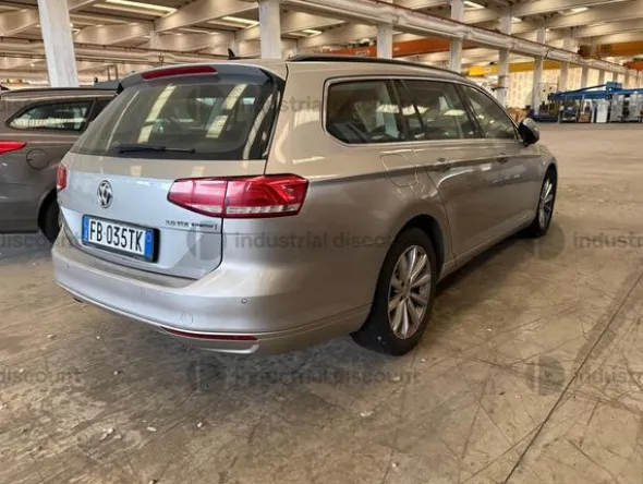 30#9706 Autovettura Volkswagen Passat