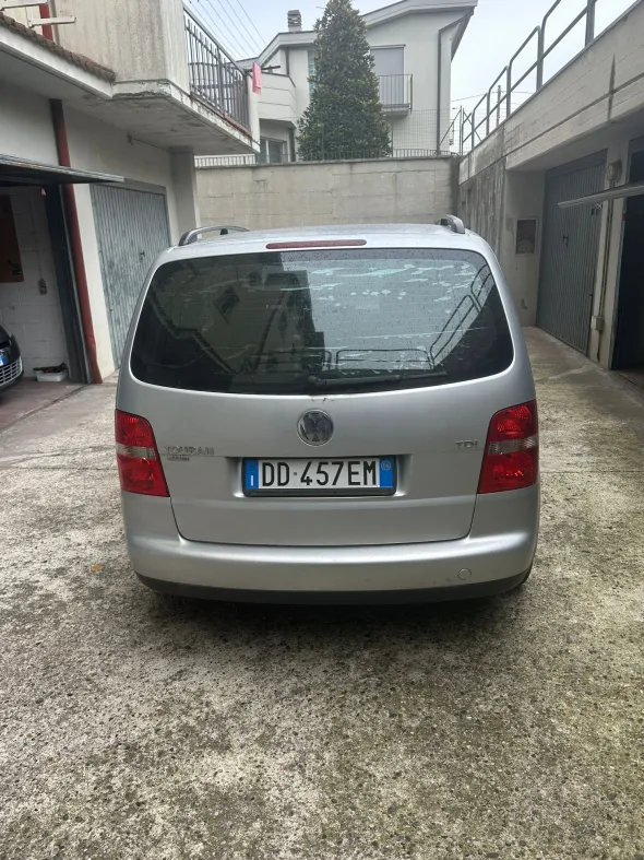 AUTOVETTURA VOLKSWAGEN TOURAN TARGA DD457EM